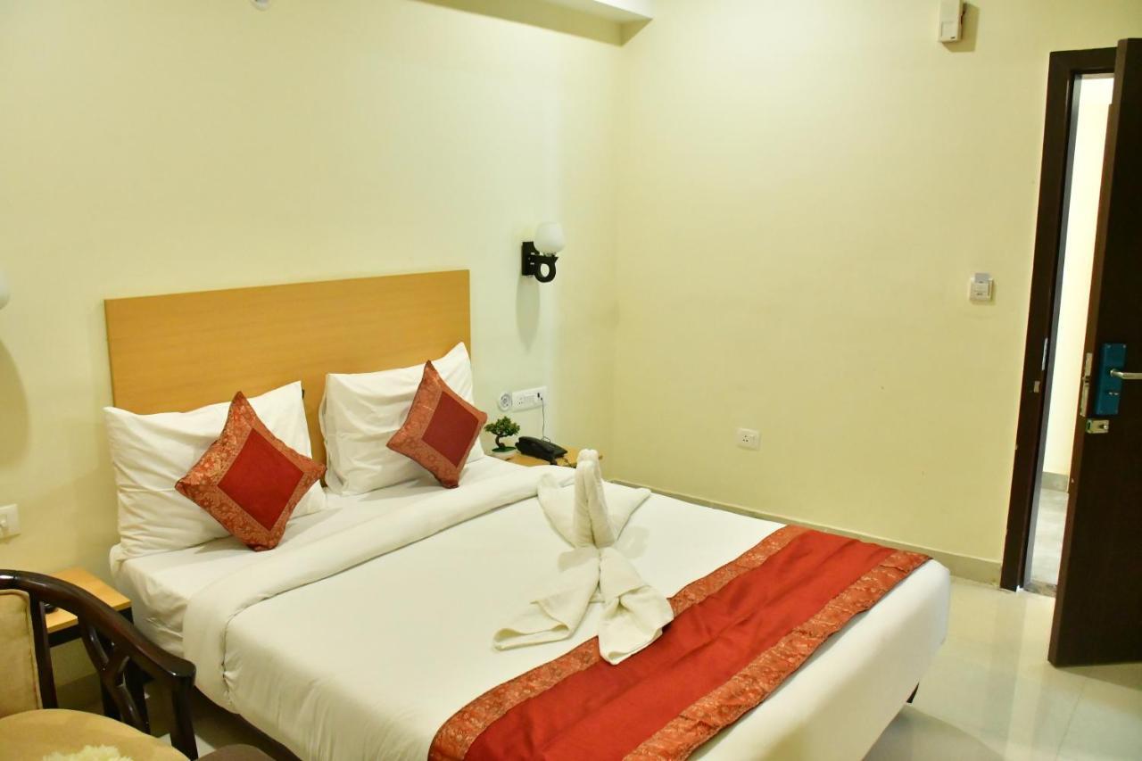 Hotel Yatharth Inn Варанаси Экстерьер фото