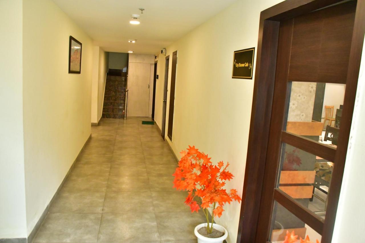 Hotel Yatharth Inn Варанаси Экстерьер фото