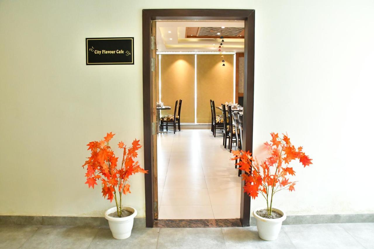 Hotel Yatharth Inn Варанаси Экстерьер фото