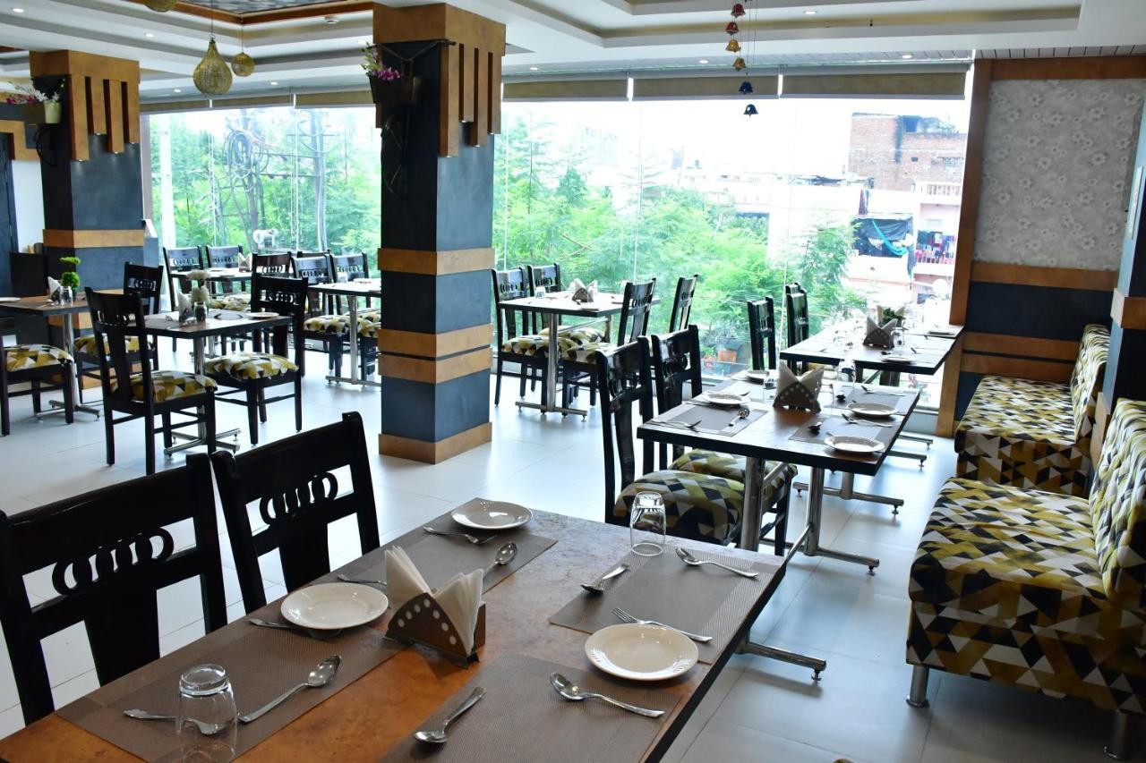 Hotel Yatharth Inn Варанаси Экстерьер фото
